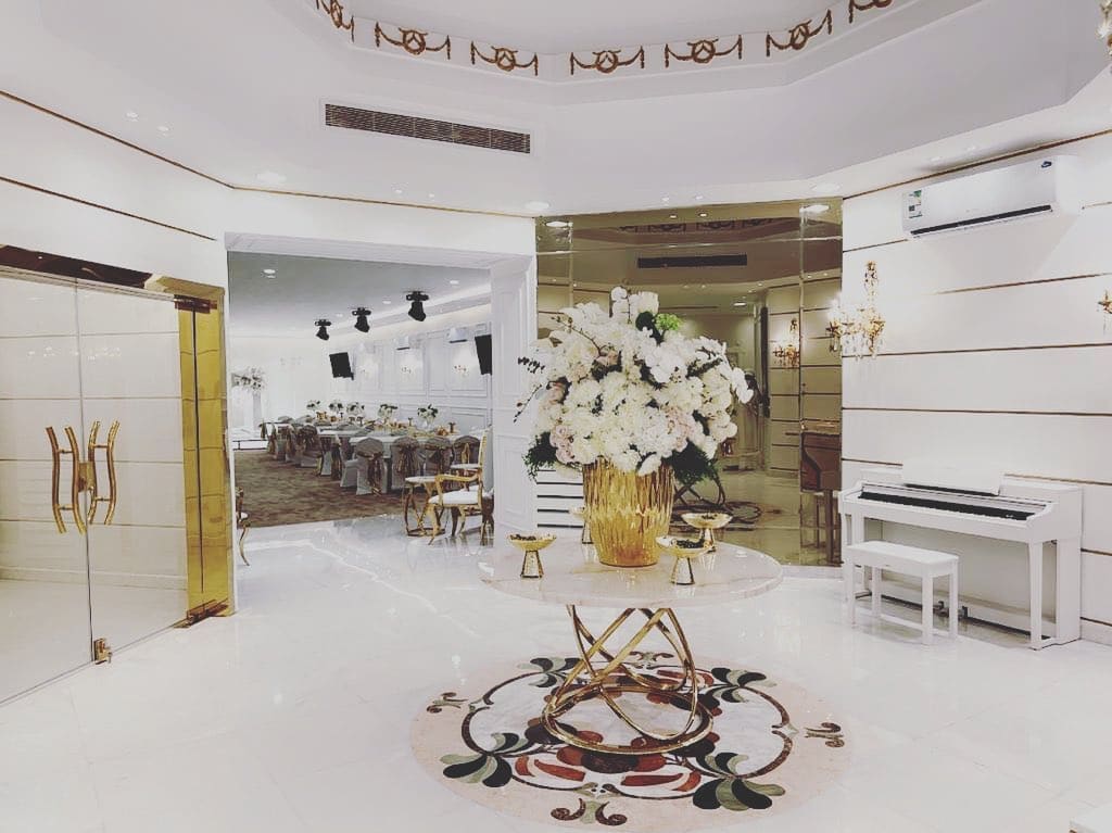 بيانو أبيض وتنسيق ورد في الاستقبال